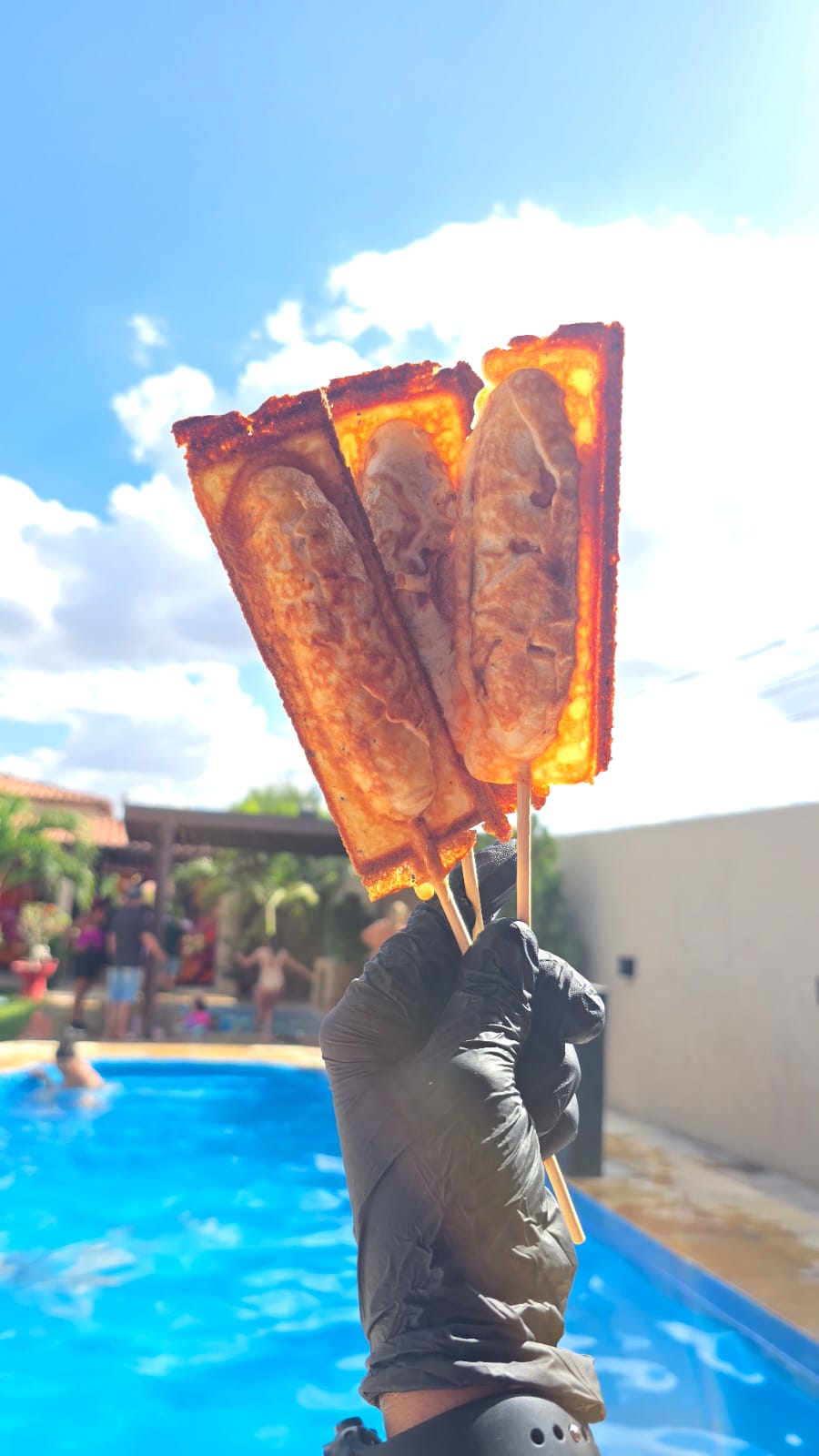 Lanches no palito servidos em um evento ao ar livre